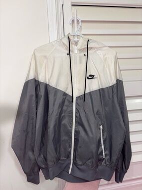 Nike Men’s White and Gray Colorblock Windbreaker Jacket